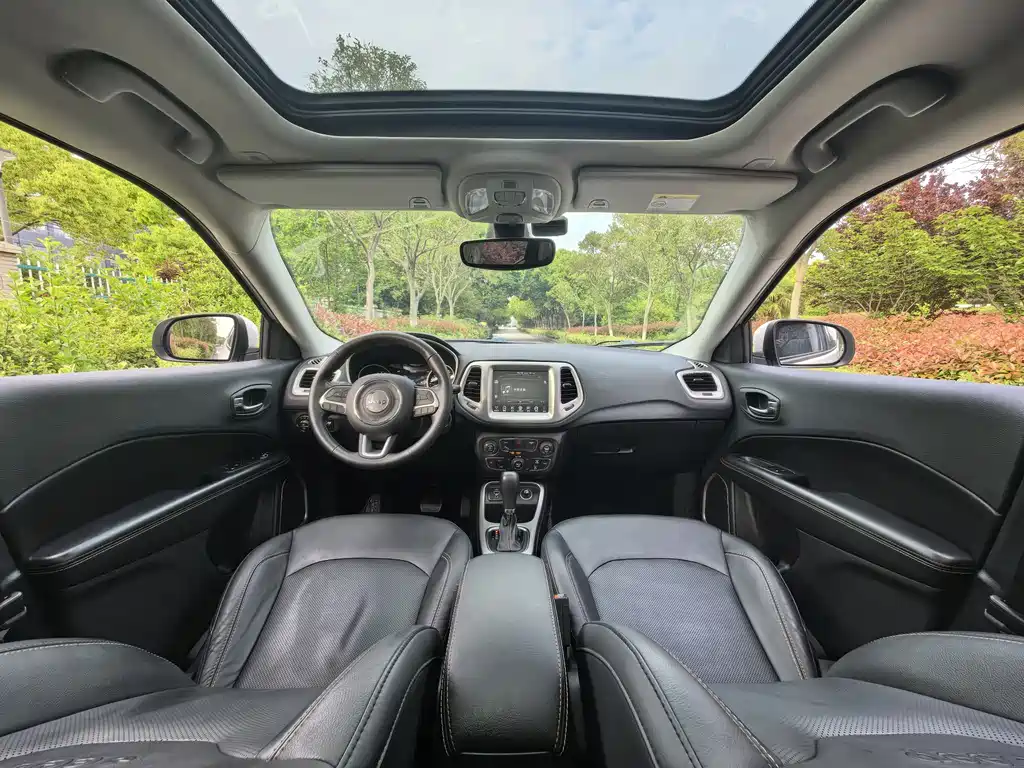 Jeep Compass 2018 — фото 13