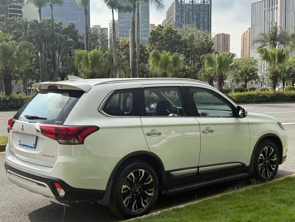 Mitsubishi Outlander 2020 — фото 4