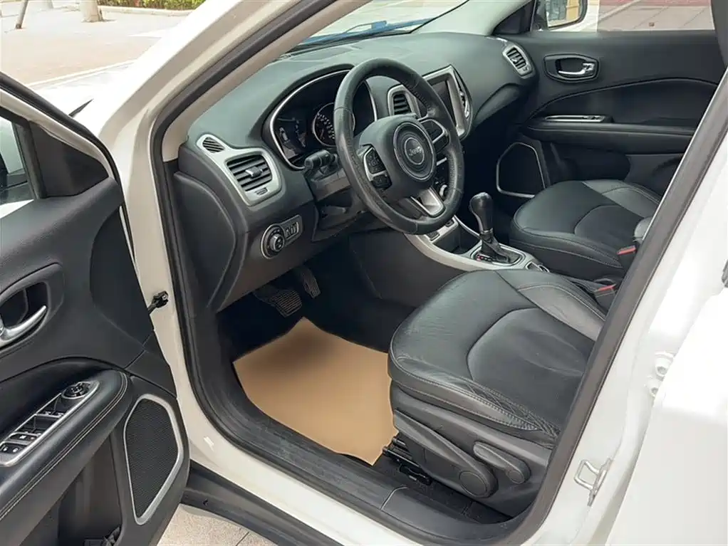 Jeep Compass 2018 — фото 22