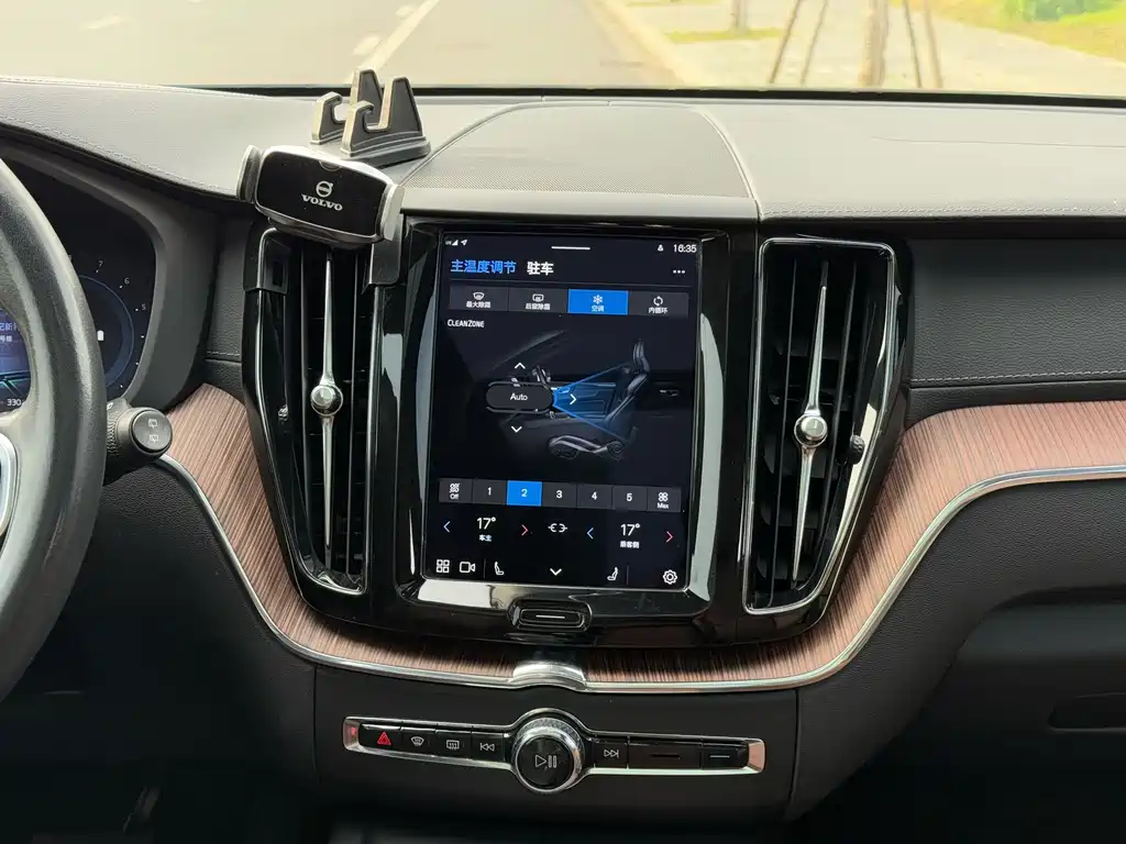 Volvo XC60 2021 — фото 13