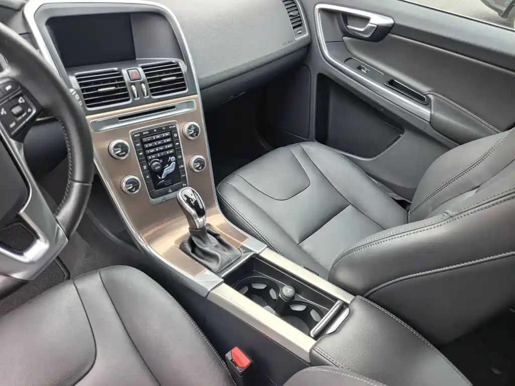 Volvo XC60 2017 — фото 14