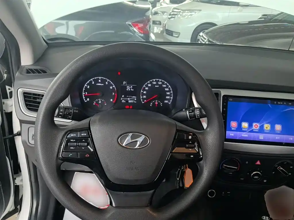 Hyundai Verna 2017 — фото 10