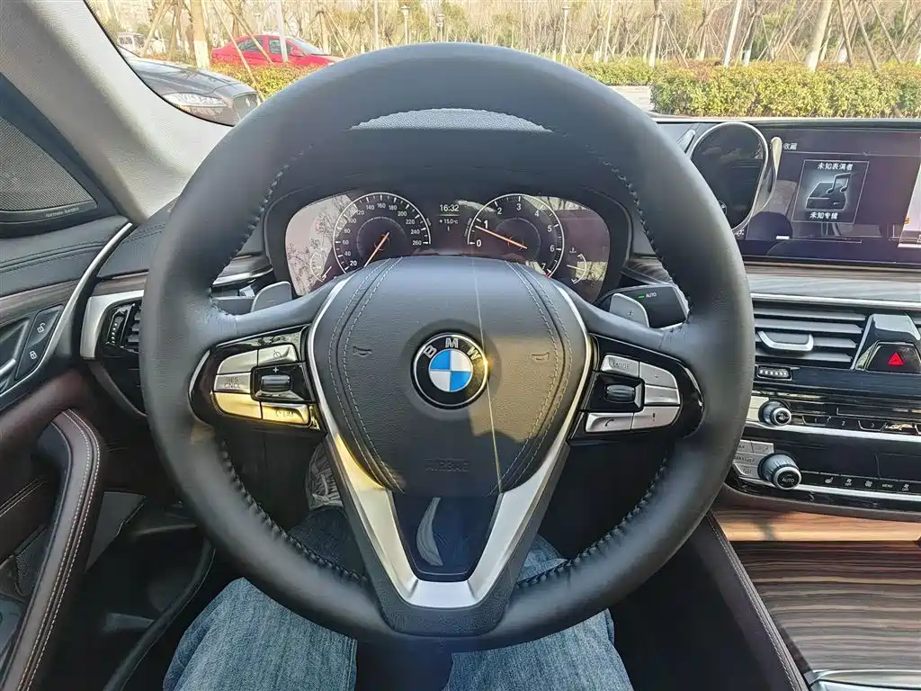 BMW 5 Series 2019 — фото 16