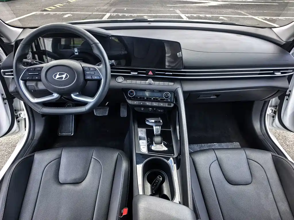 Hyundai Elantra 2023 — фото 10