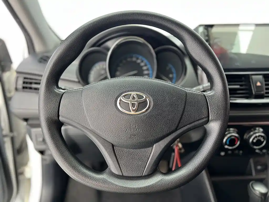 Toyota Yaris L 2017 — фото 12
