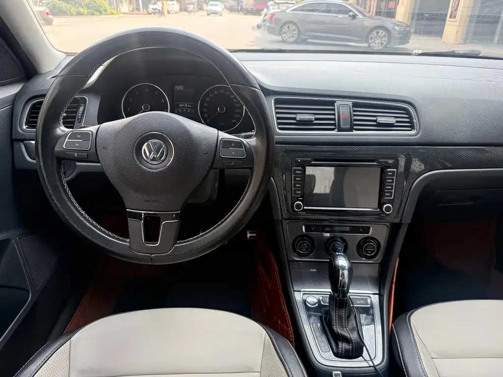 Volkswagen Cross Lavida 2015 — фото 6