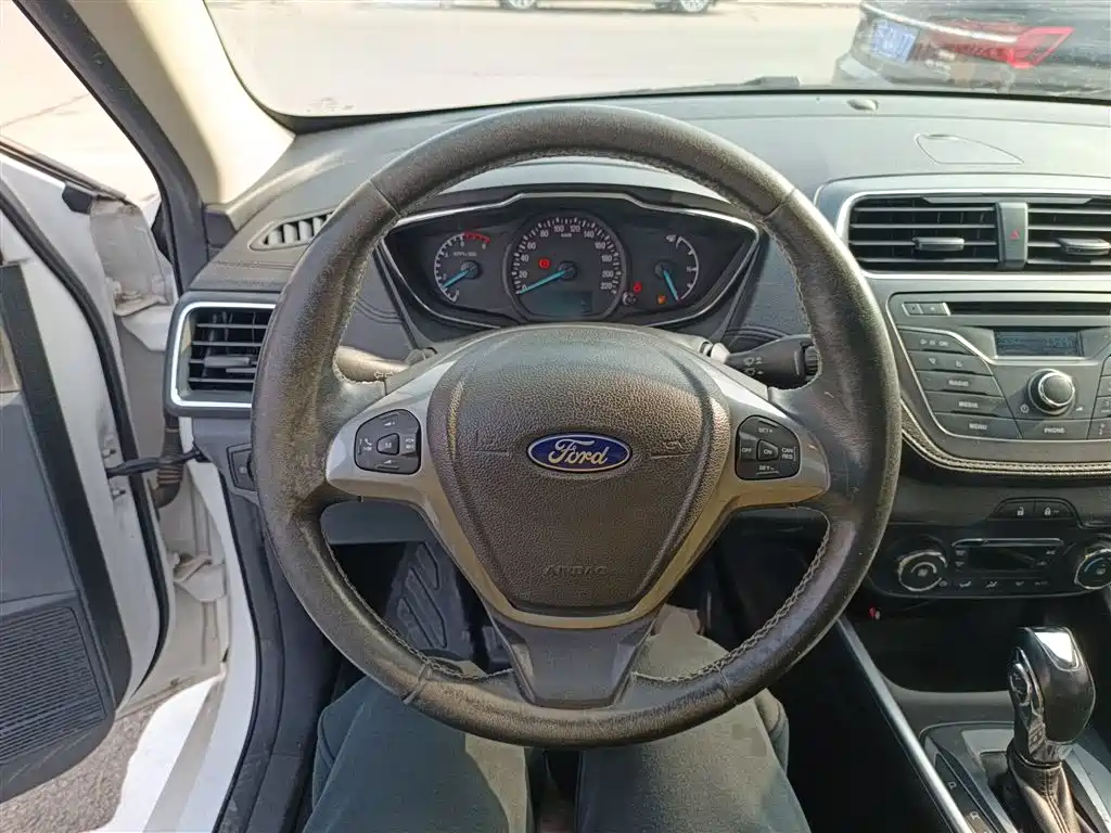 Ford Escort 2016 — фото 11