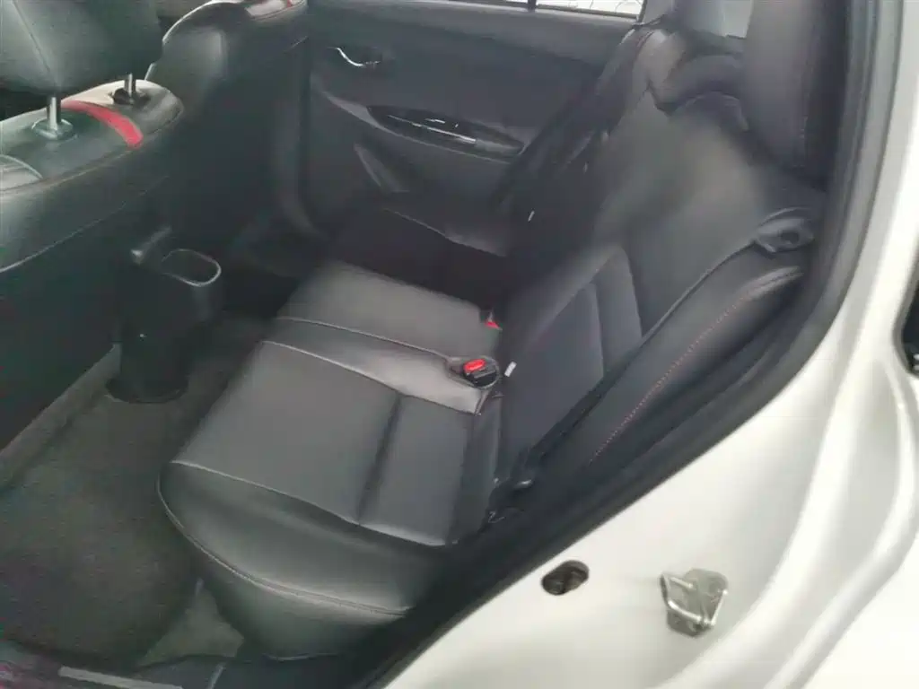 Toyota Yaris L 2020 — фото 17