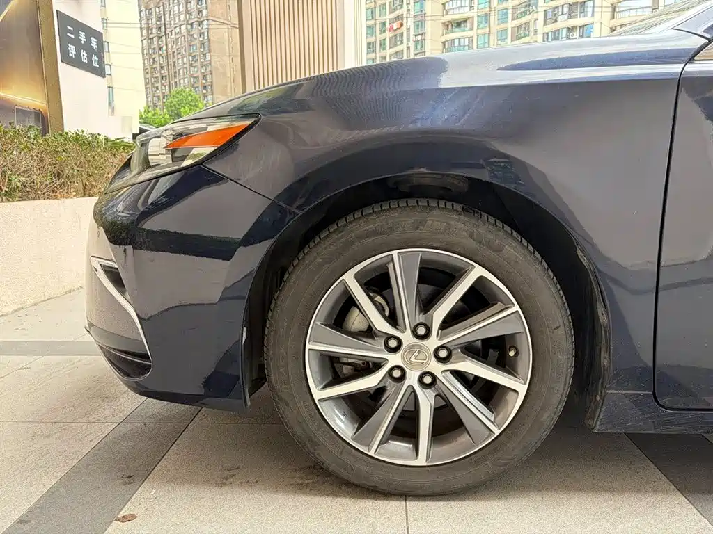 Lexus ES 2017 — фото 11