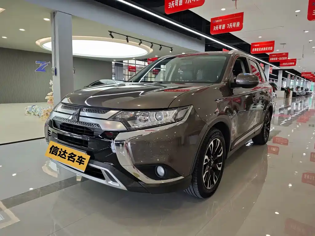Mitsubishi Outlander 2019 — фото 1