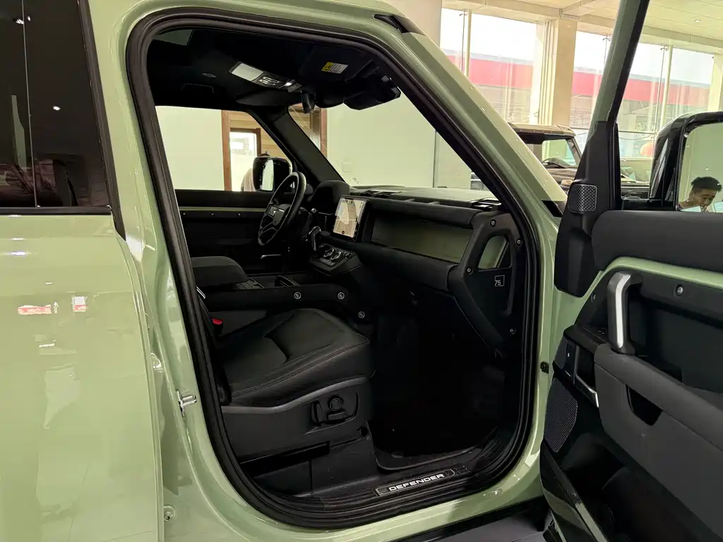 Land Rover Defender 2023 — фото 10