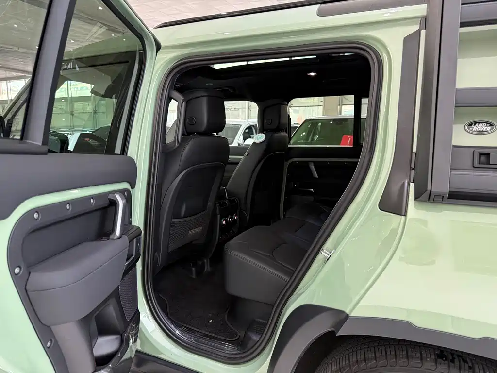 Land Rover Defender 2023 — фото 9