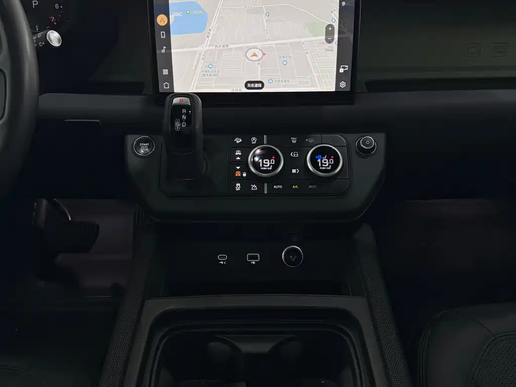 Land Rover Defender 2023 — фото 17