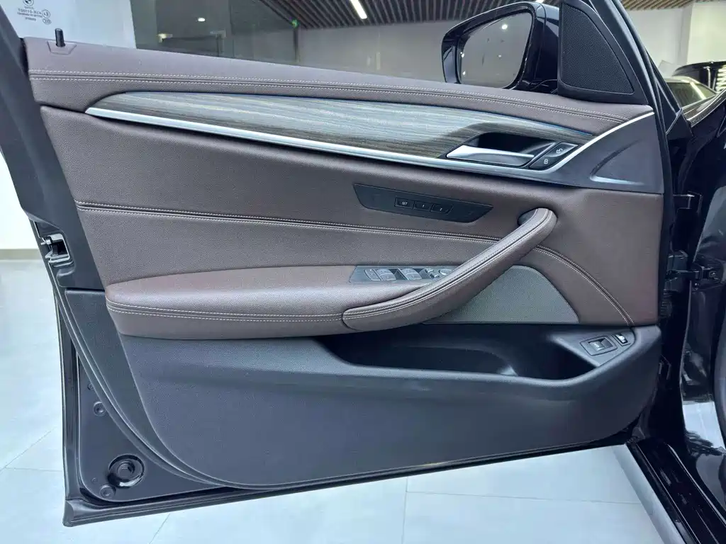 BMW 5 Series New Energy 2020 — фото 16