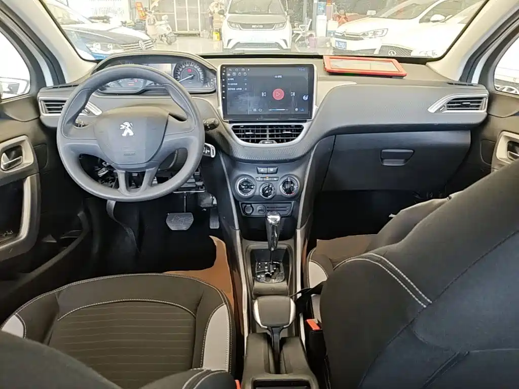 Peugeot 2008 2017 — фото 10