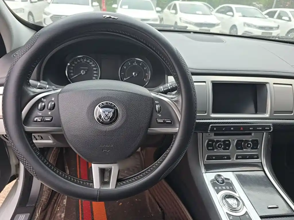 Jaguar XF 2014 — фото 11