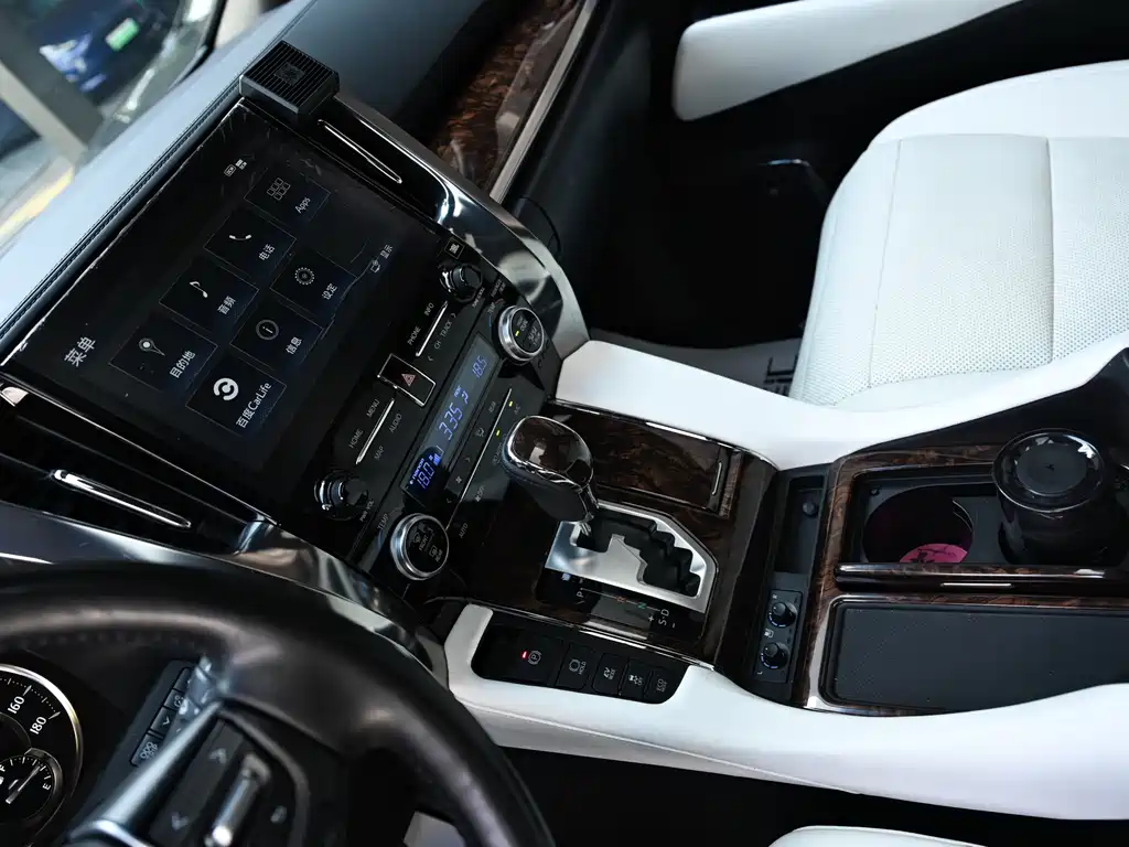 Toyota Alphard 2022 — фото 10
