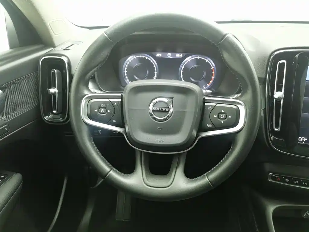 Volvo XC40 2018 — фото 11