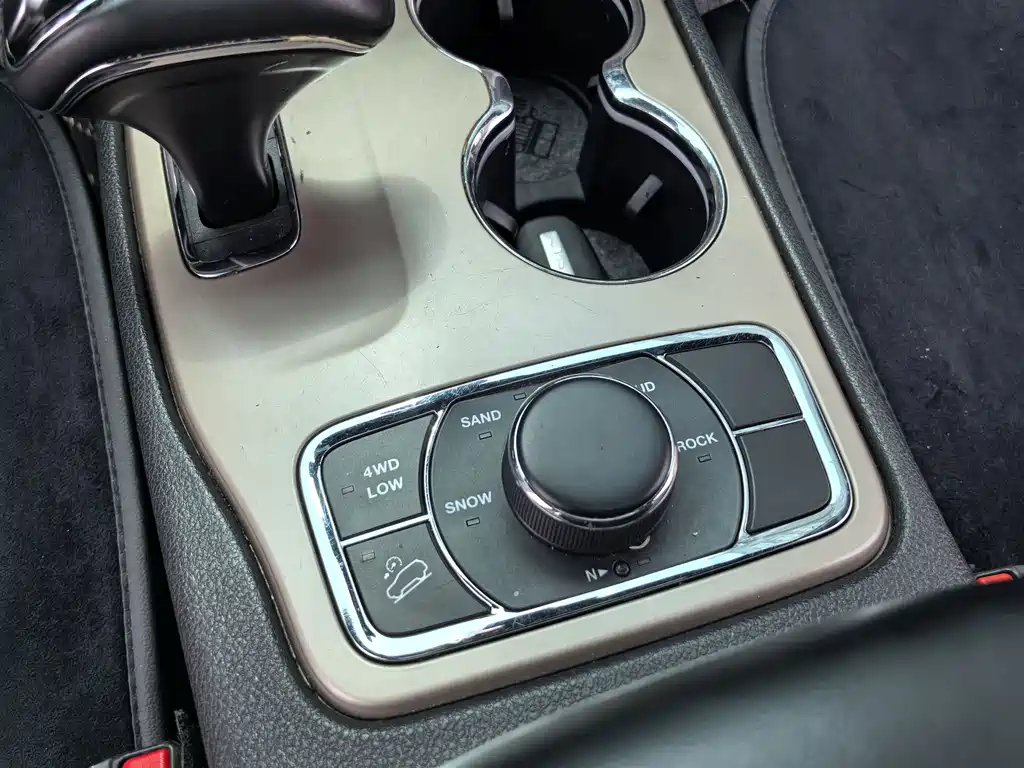 Jeep Grand Cherokee 2014 — фото 18