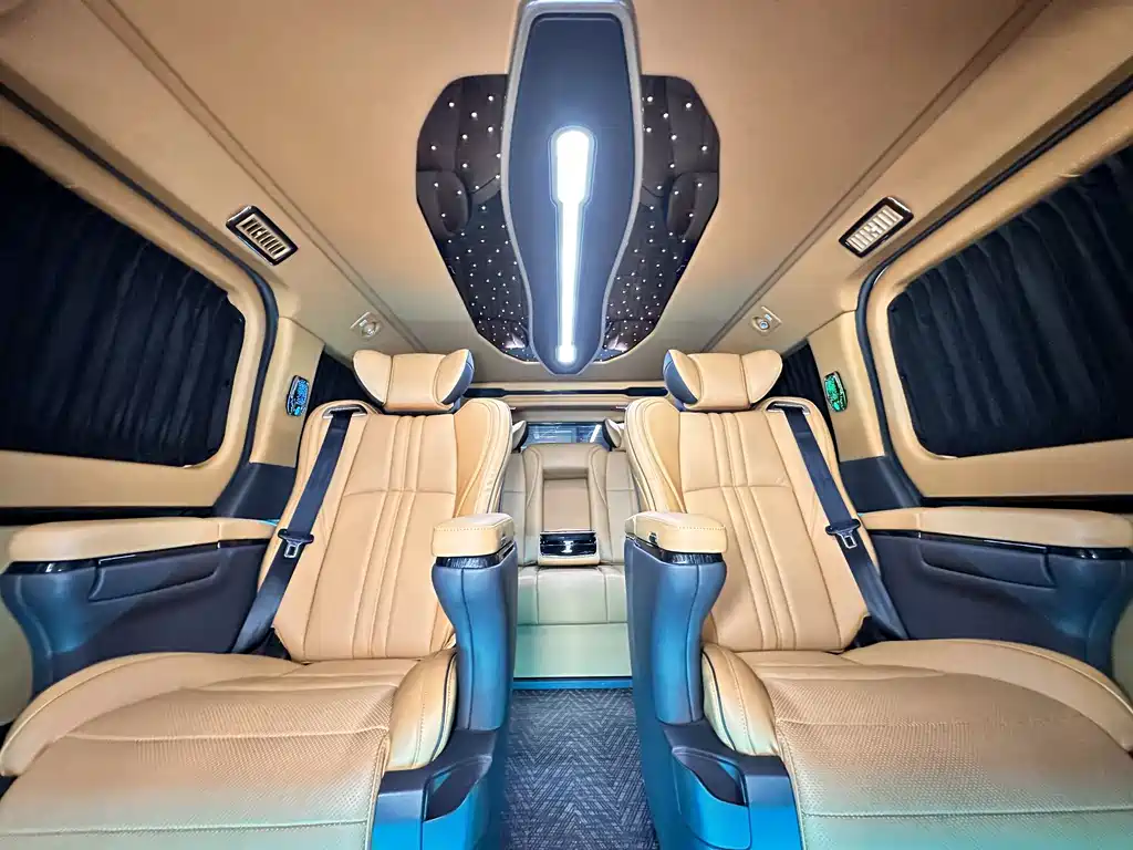 Toyota Hiace 2023 — фото 15