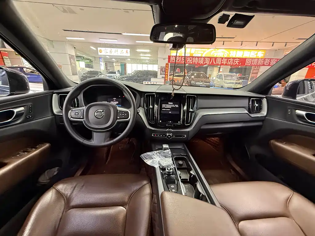 Volvo XC60 2022 — фото 12