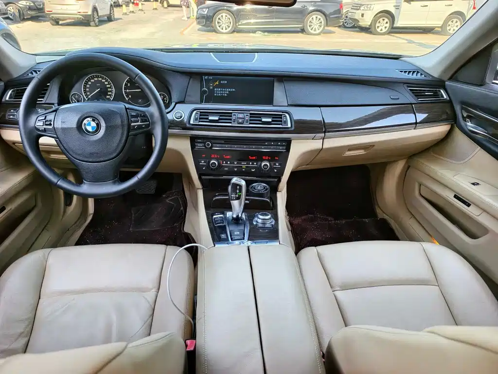BMW 7 Series 2010 — фото 13