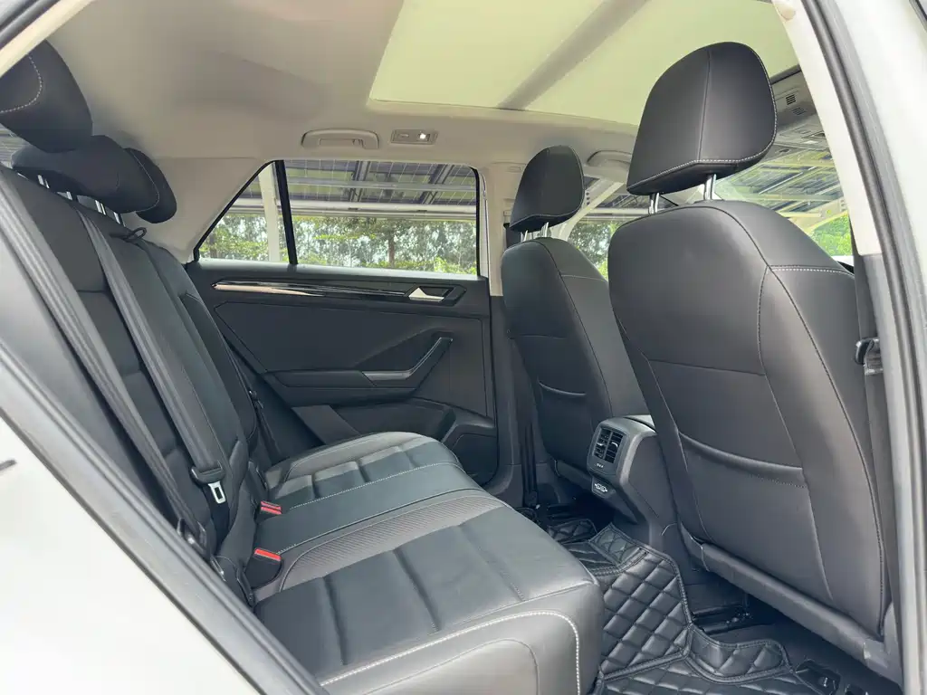 Volkswagen T-Roc 2023 — фото 8