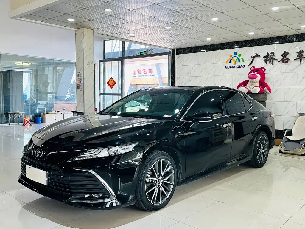Toyota Camry 2023 — фото 1