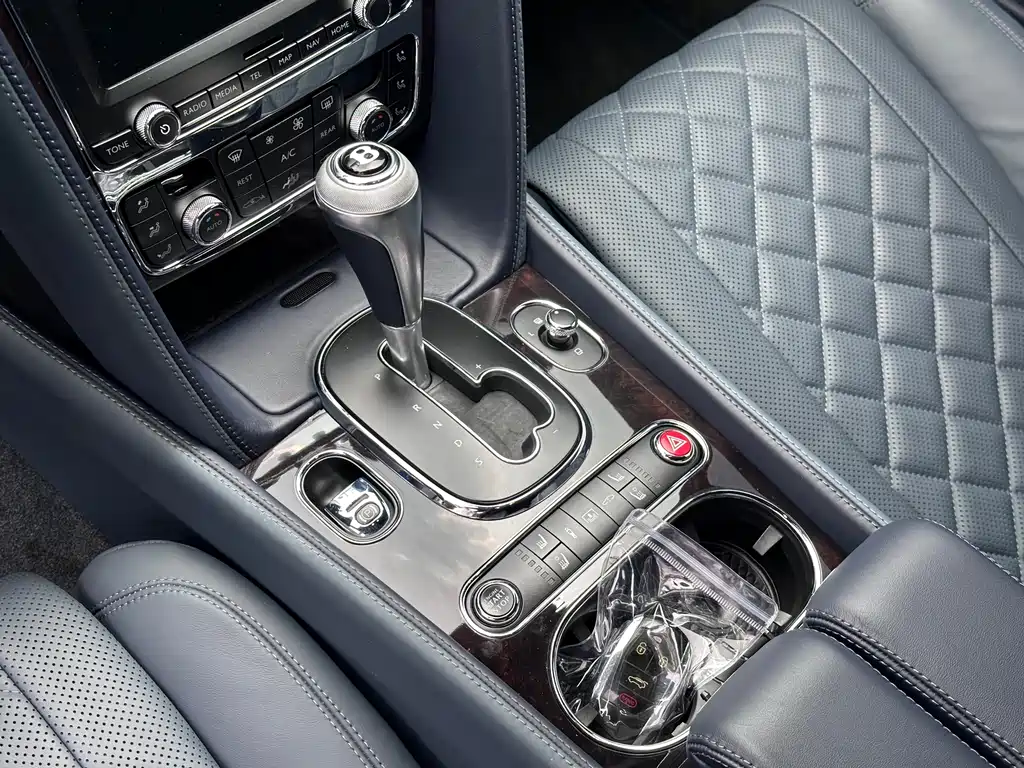 Bentley Flying Spur 2018 — фото 16