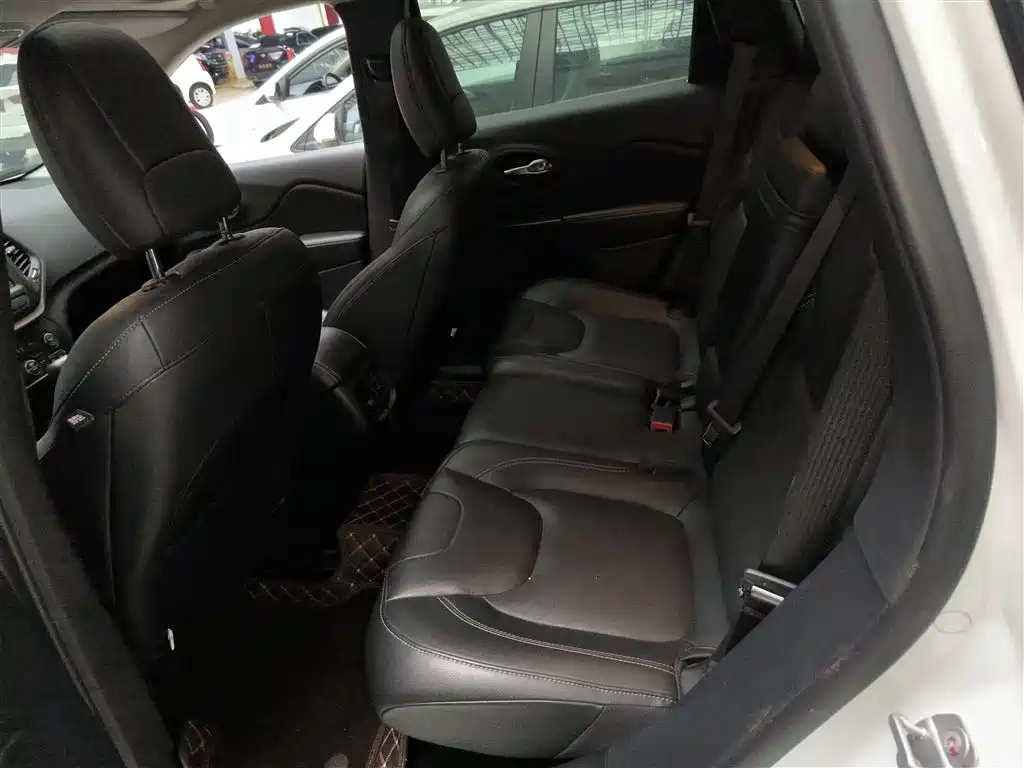Jeep Cherokee 2019 — фото 14