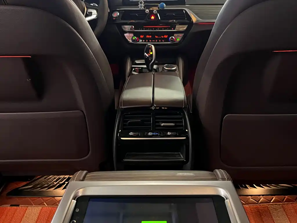 BMW 5 Series 2018 — фото 11