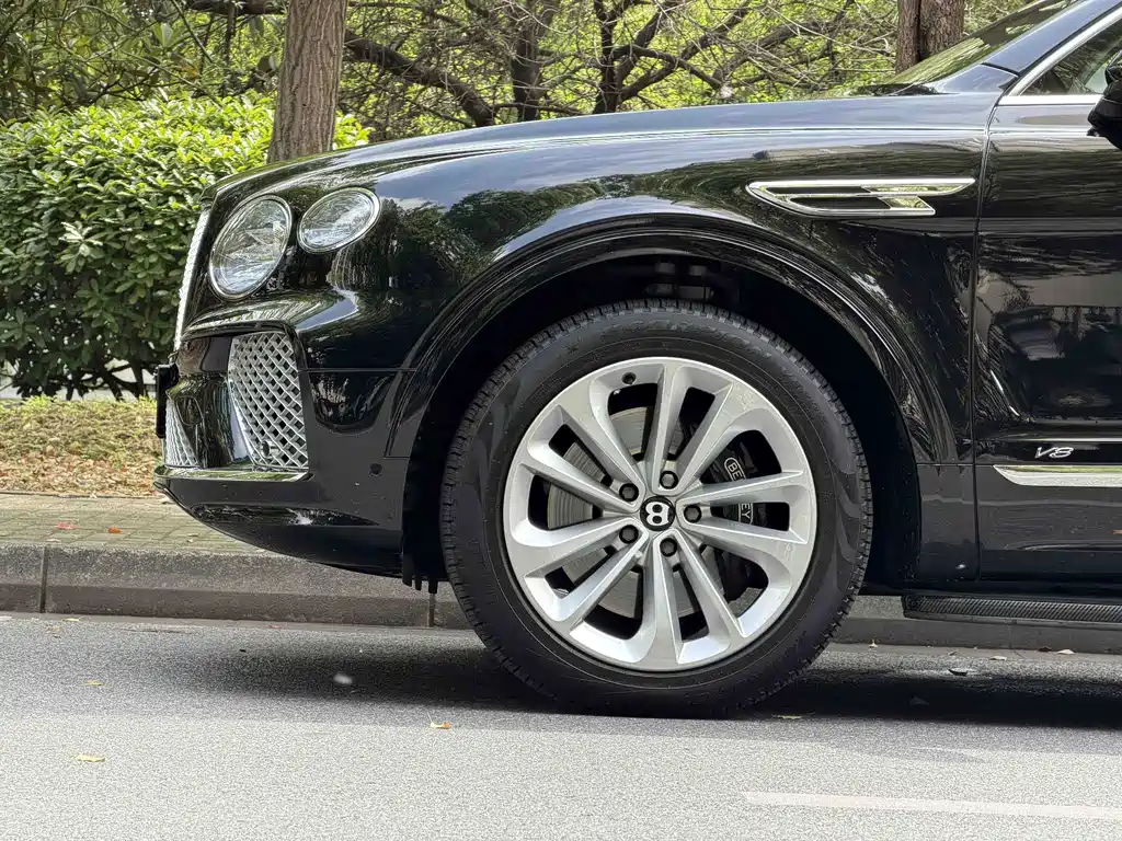 Bentley Bentayga 2023 — фото 25
