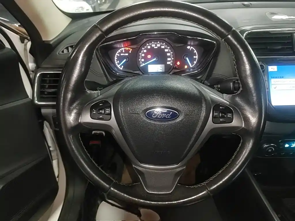 Ford Escort 2017 — фото 11