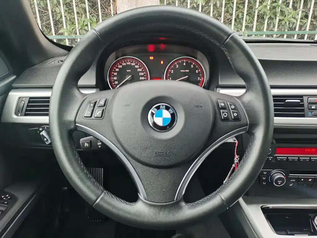 BMW 3 Series 2011 — фото 16