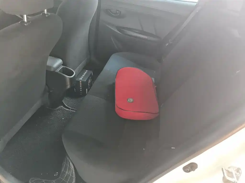 Toyota Yaris L 2018 — фото 13