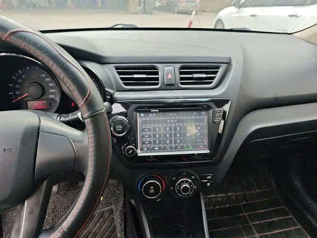 Kia K2 2014 — фото 10