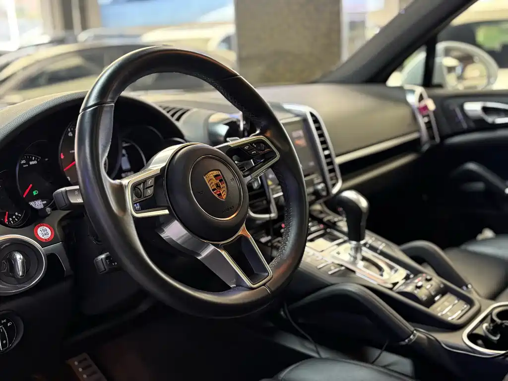 Porsche Cayenne 2017 — фото 9