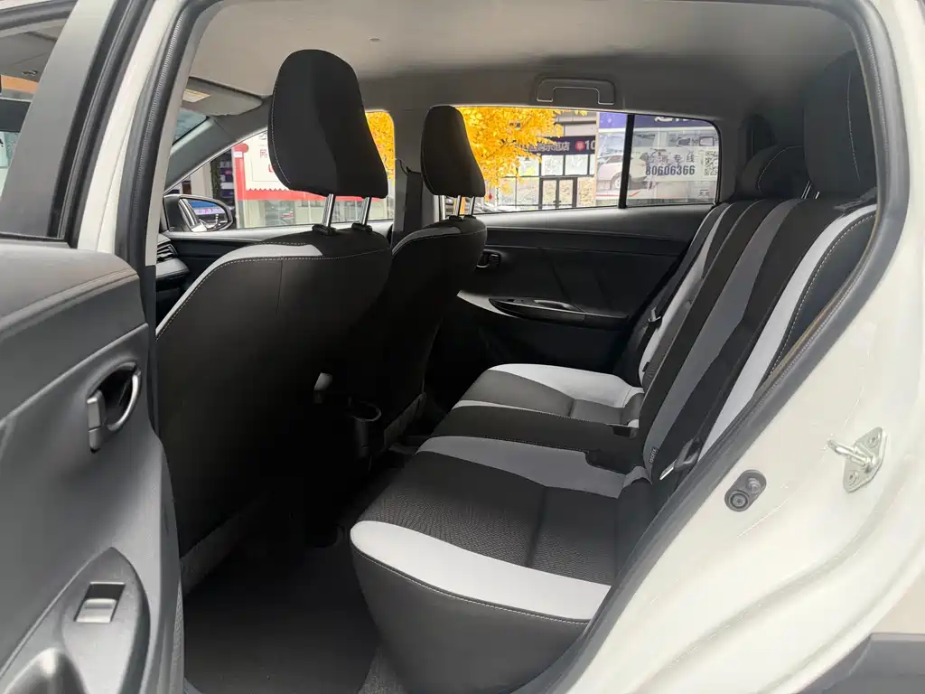 Toyota Yaris L 2022 — фото 10