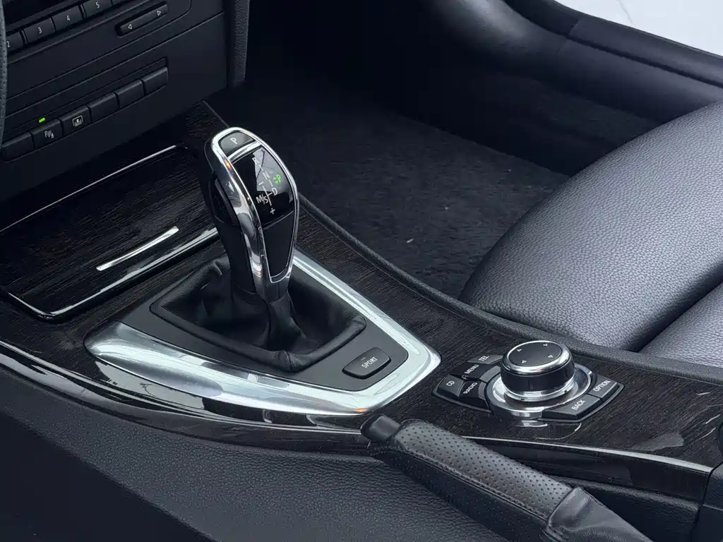 BMW 3 Series 2011 — фото 14