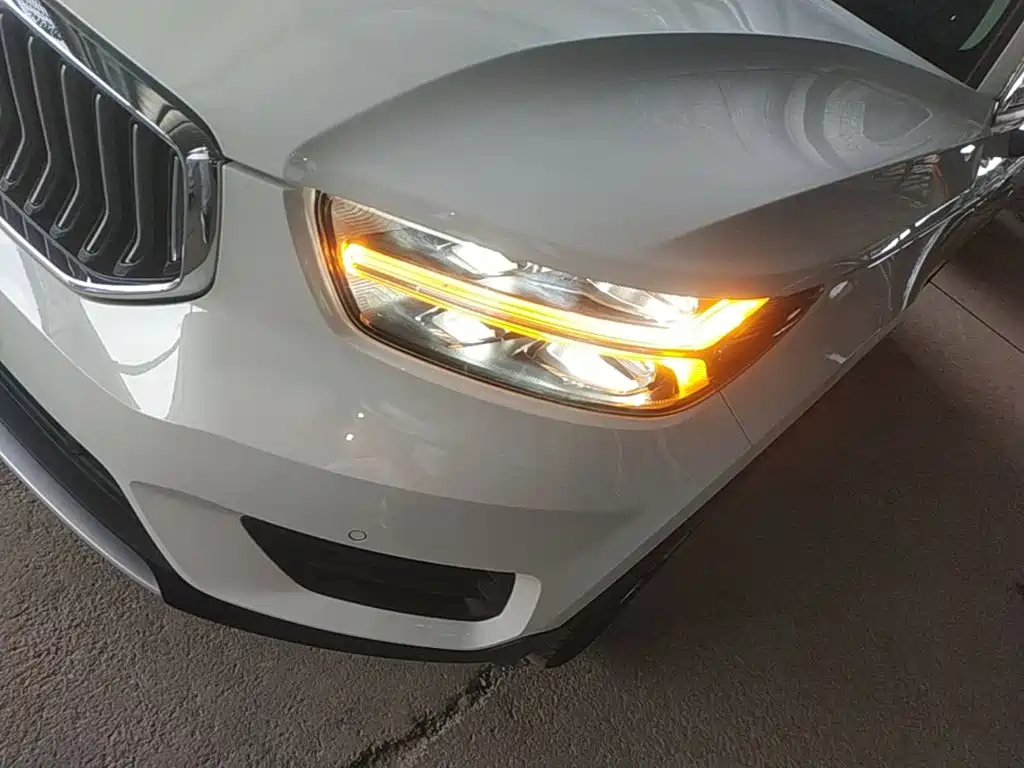 Volvo XC40 2021 — фото 24