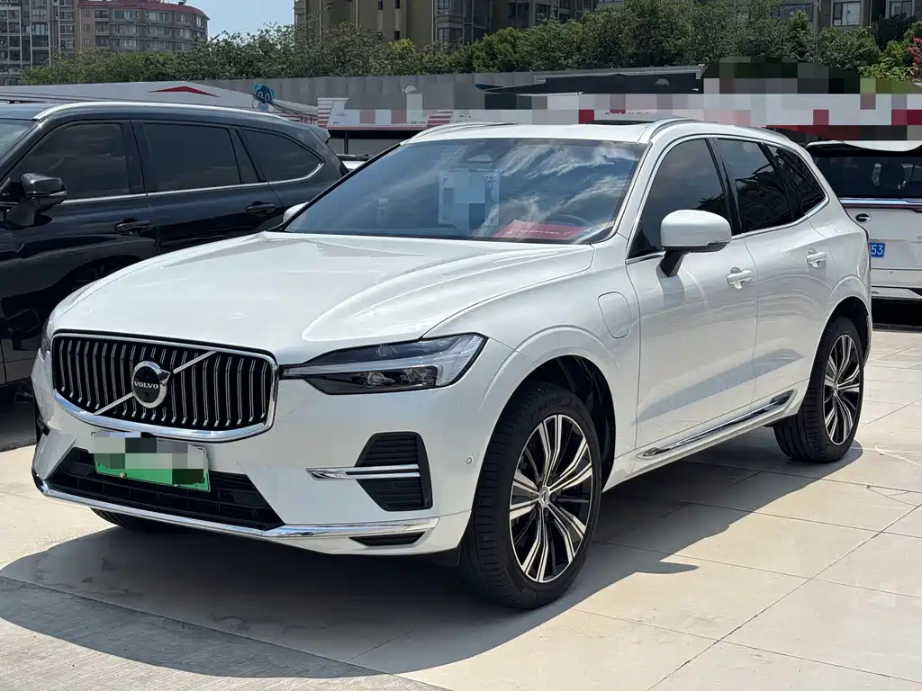 Volvo XC60 Plug-In Hybrid 2023 — фото 1