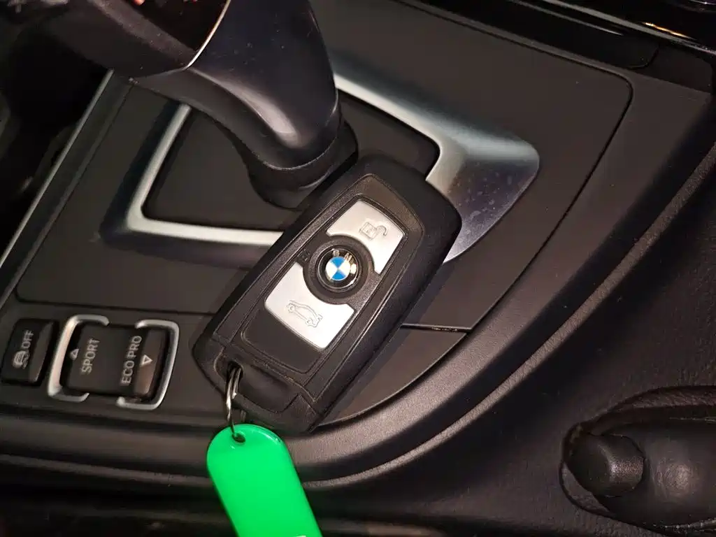 BMW 3 Series 2018 — фото 9