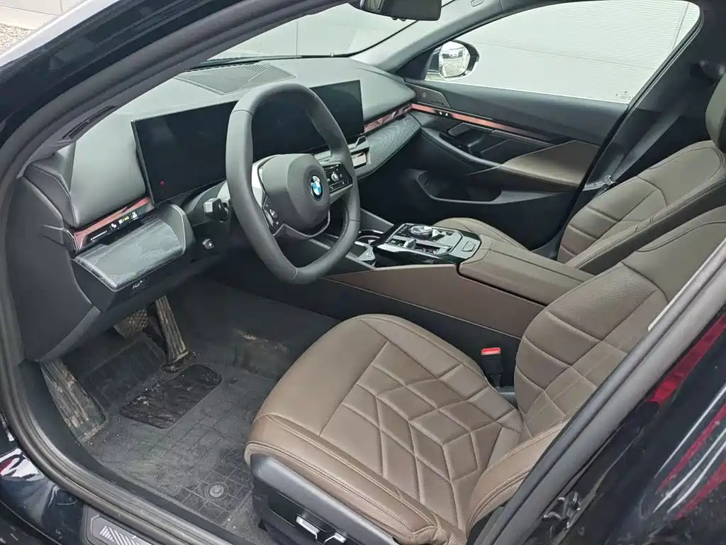 BMW 5 Series 2025 — фото 10