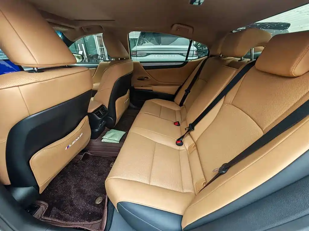 Lexus ES 2025