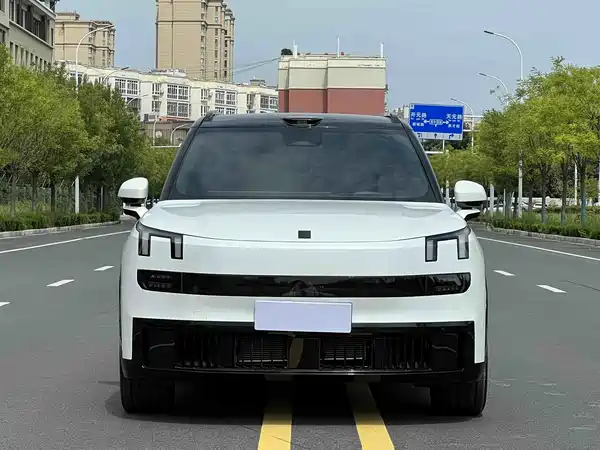 Lynk & Co 900 2025