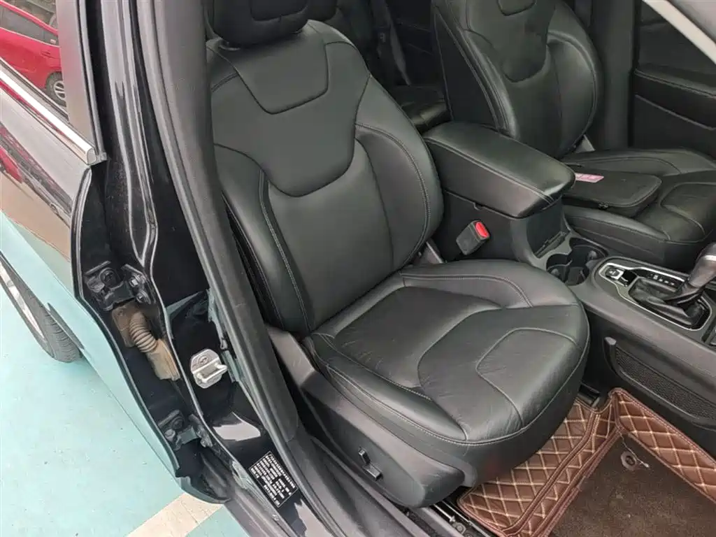 Jeep Cherokee 2019 — фото 25