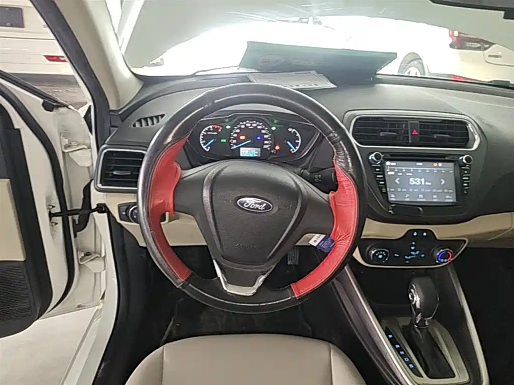Ford Escort 2015 — фото 11