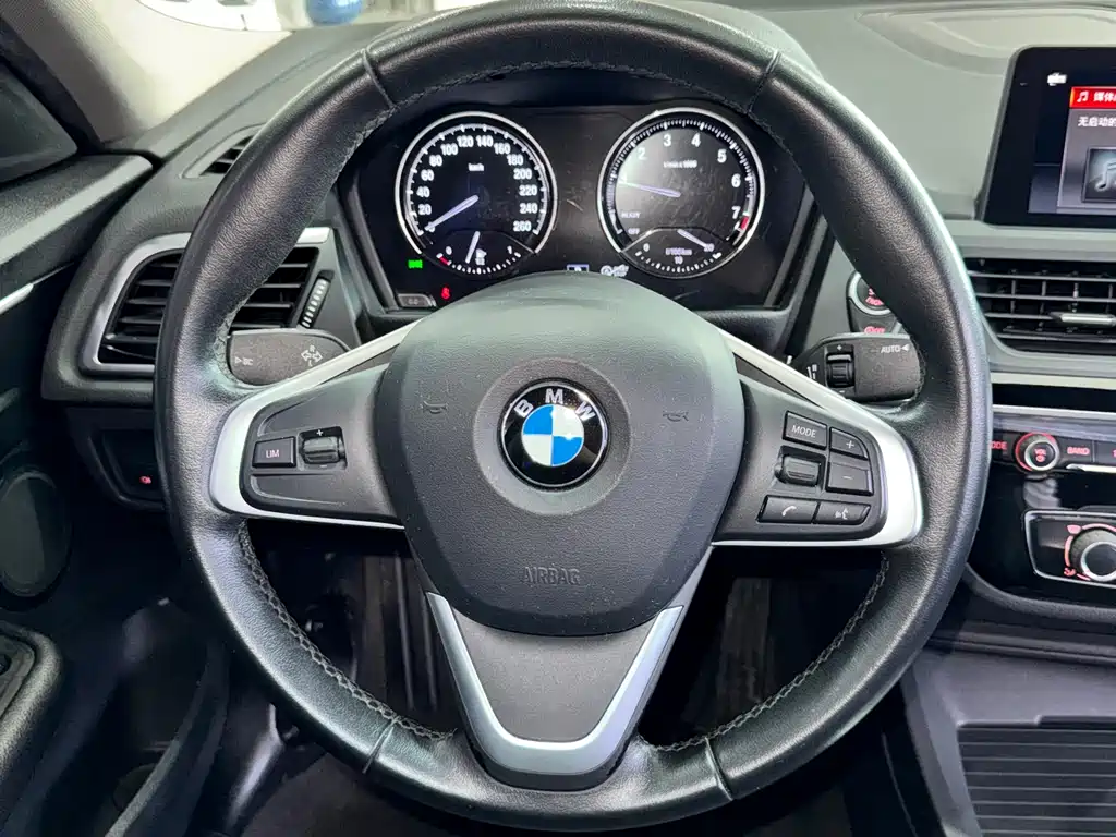 BMW 1 Series 2020 — фото 20