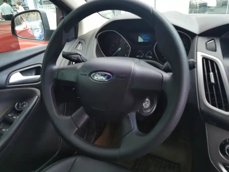 Ford Focus 2013 — фото 15