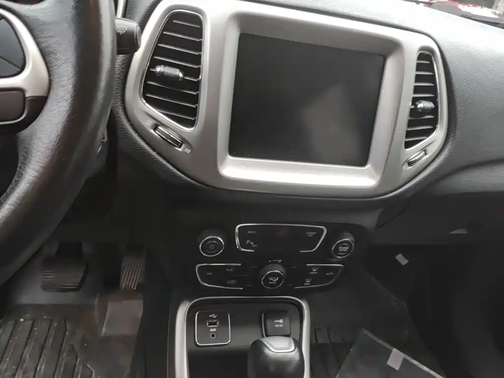 Jeep Compass 2019 — фото 11